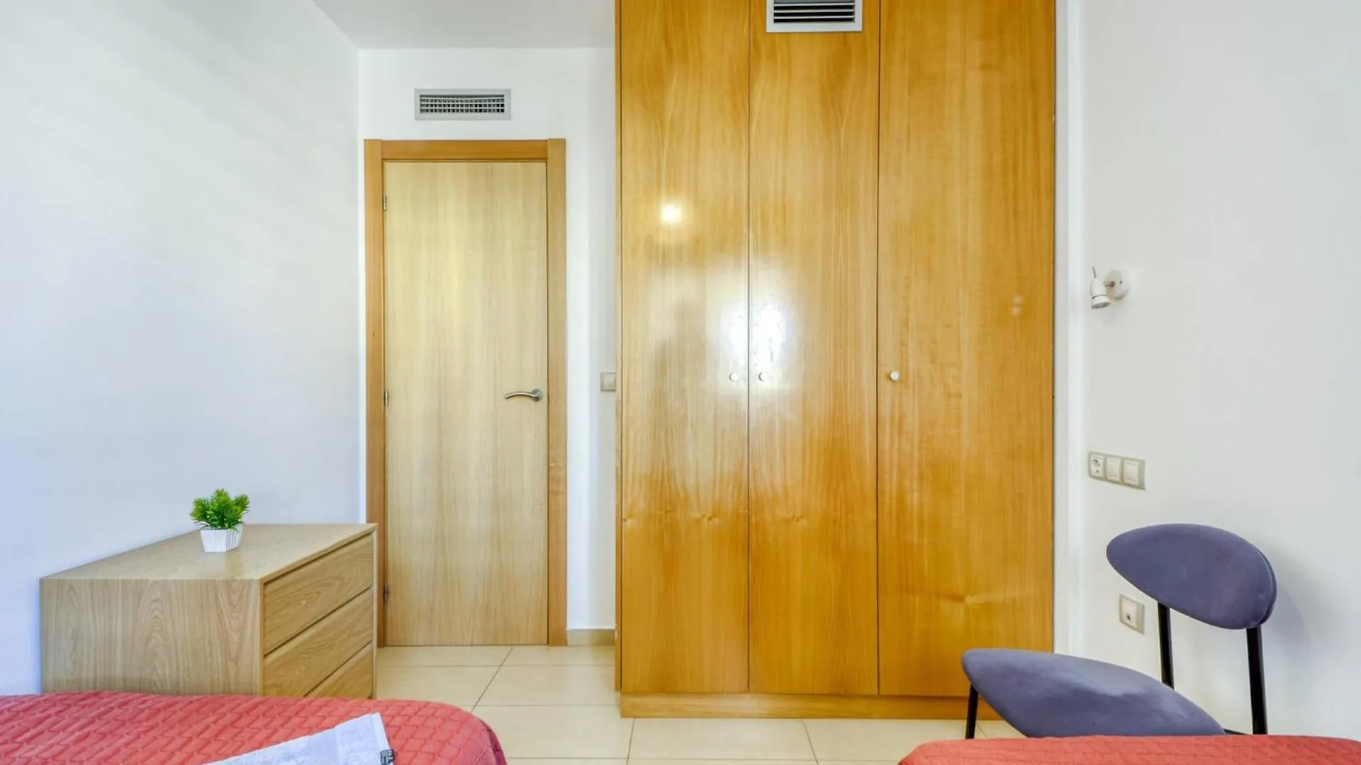 Bright Apartment In Nature Roses