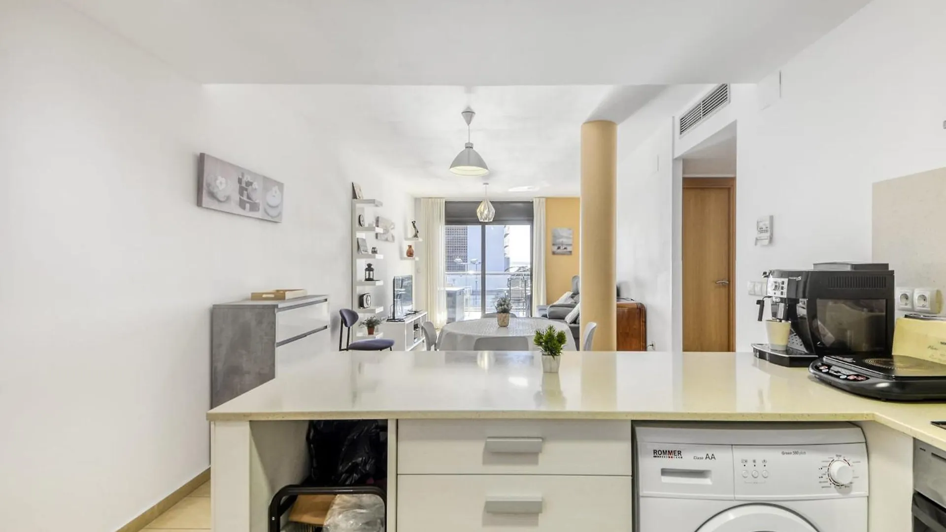 Bright Apartment In Nature Roses