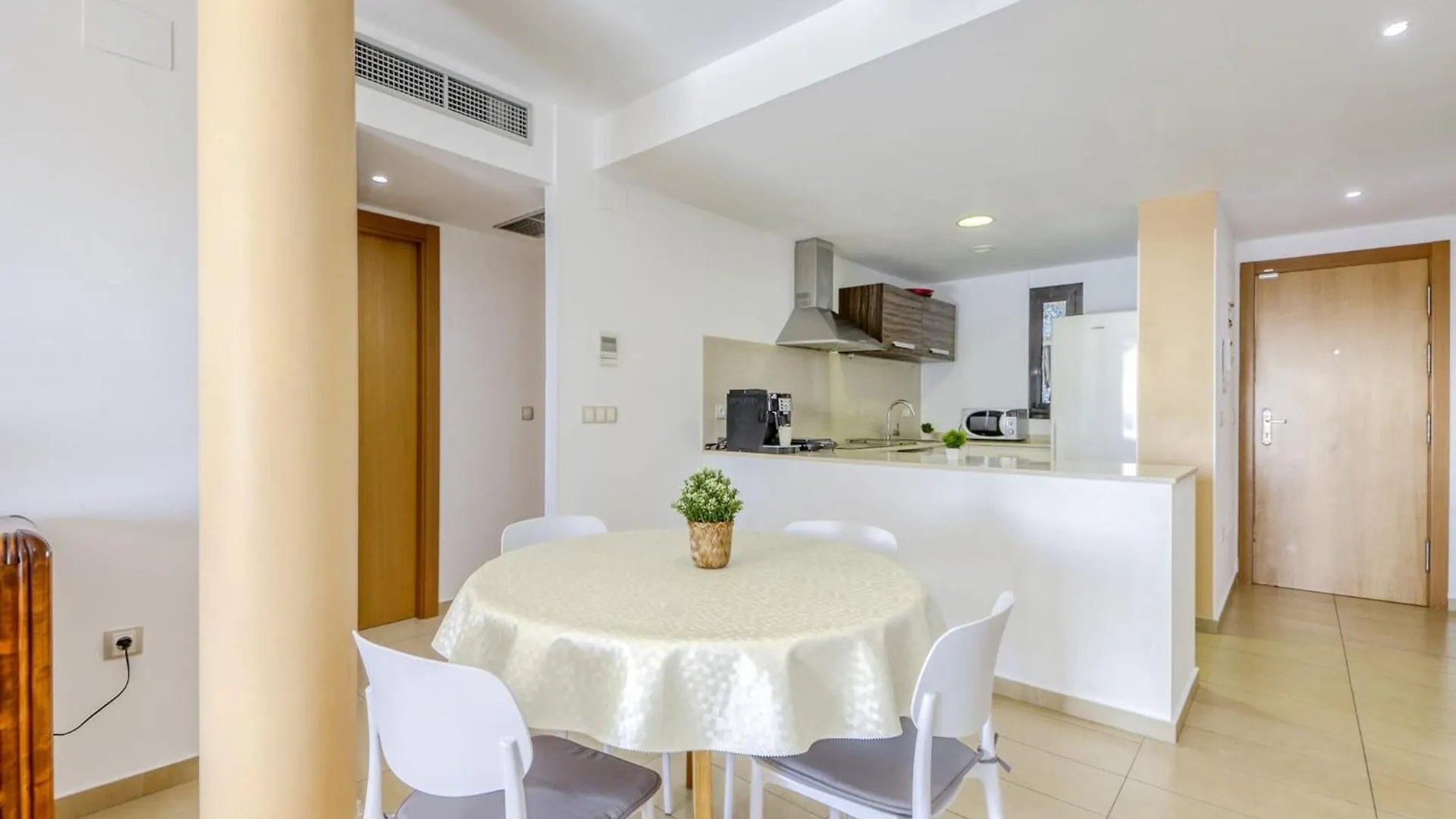 Bright Apartment In Nature Roses