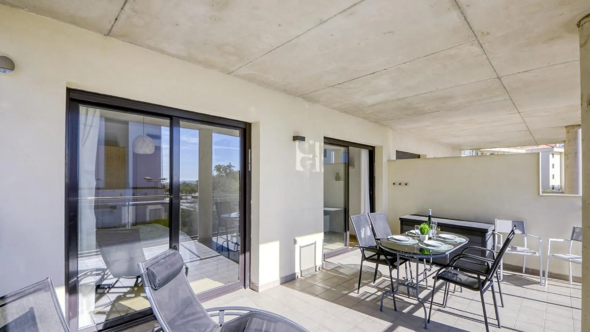 Bright Apartment In Nature Roses