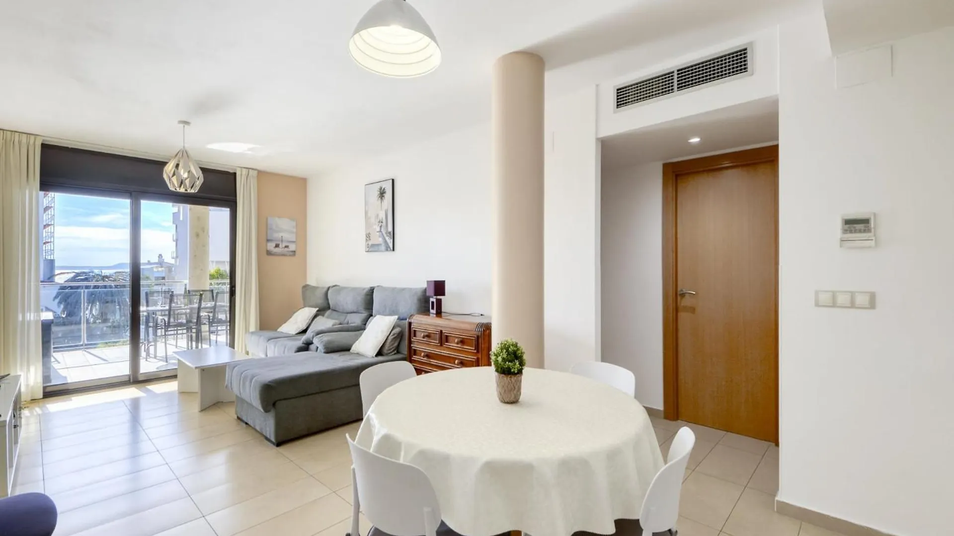 Bright Apartment In Nature Roses