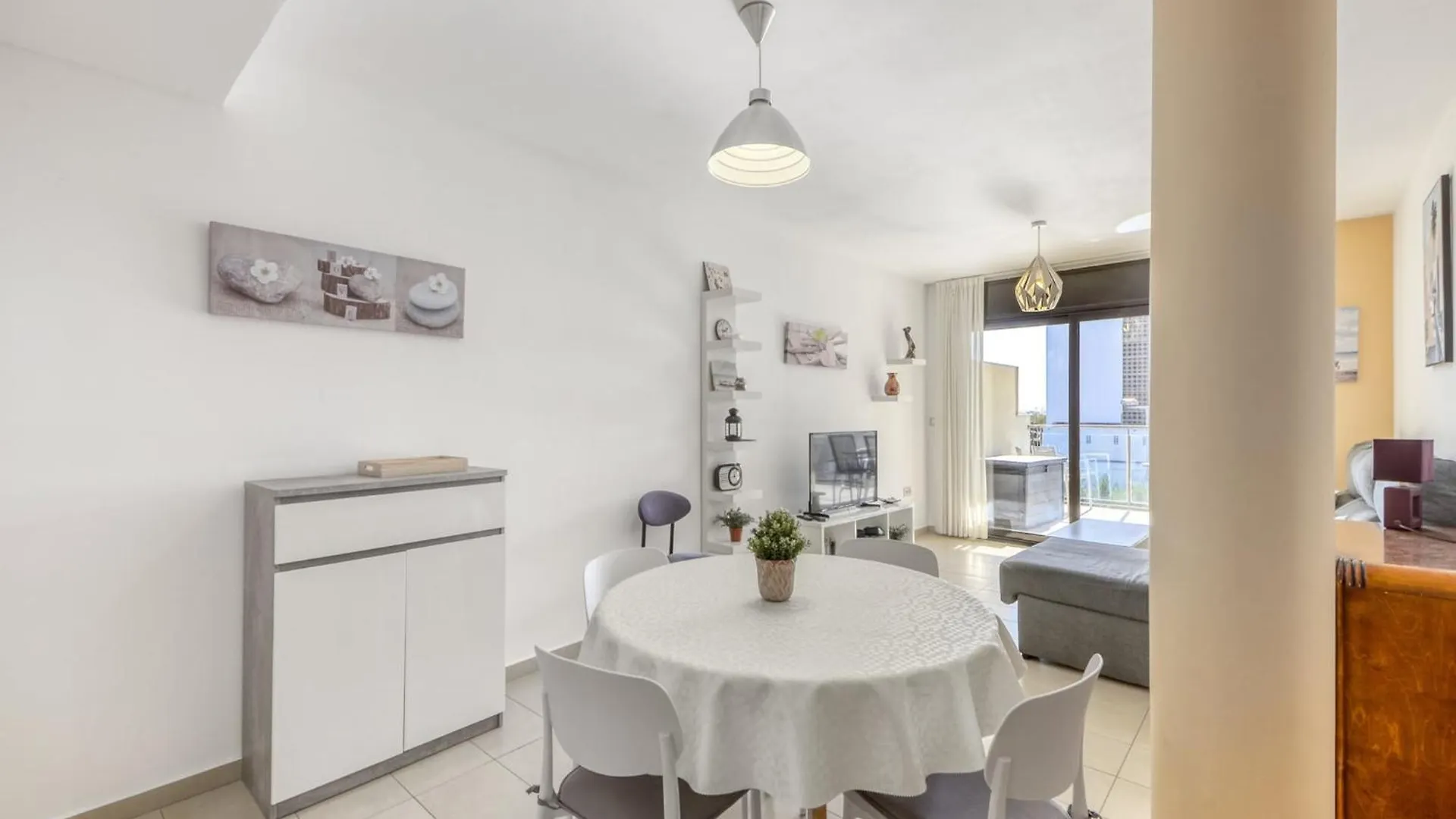 Bright Apartment In Nature Roses