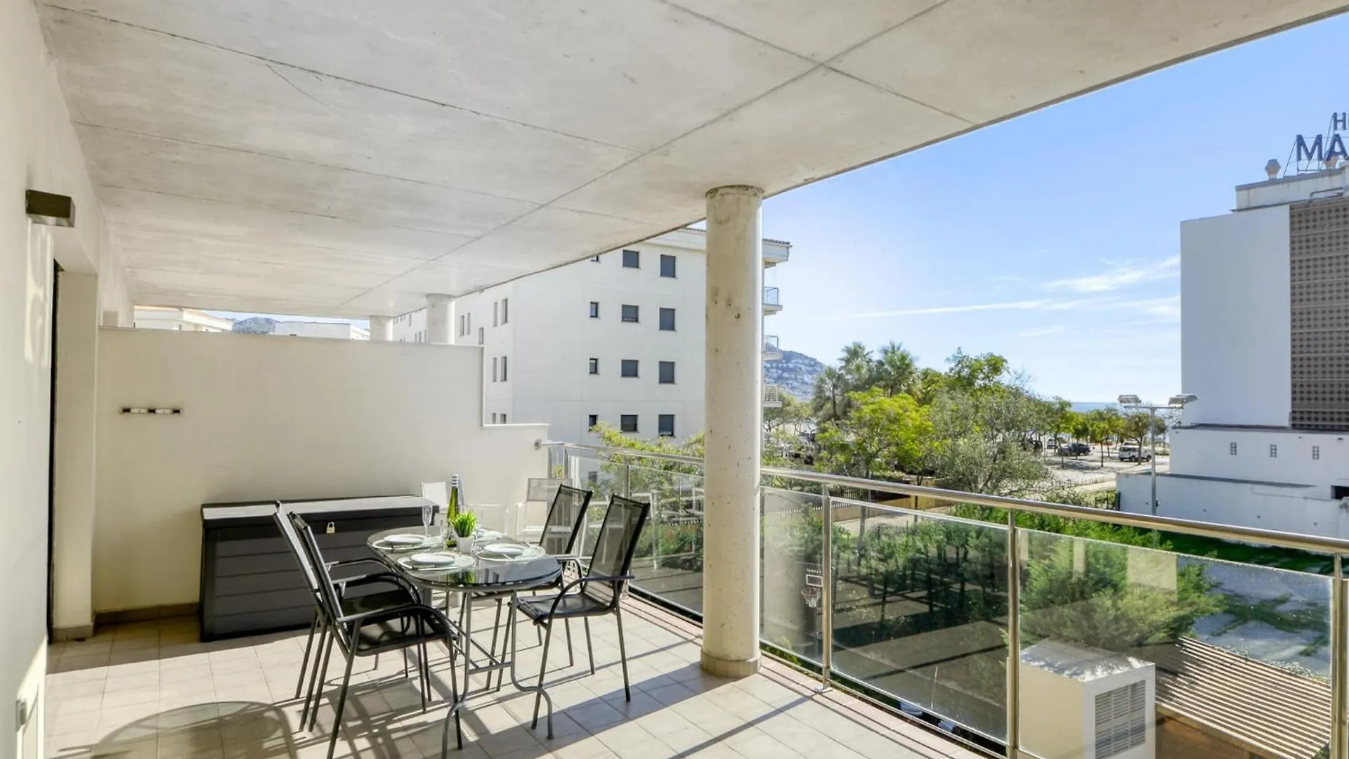 Bright Apartment In Nature Roses