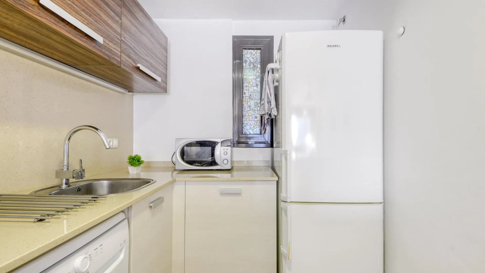 Bright Apartment In Nature Roses
