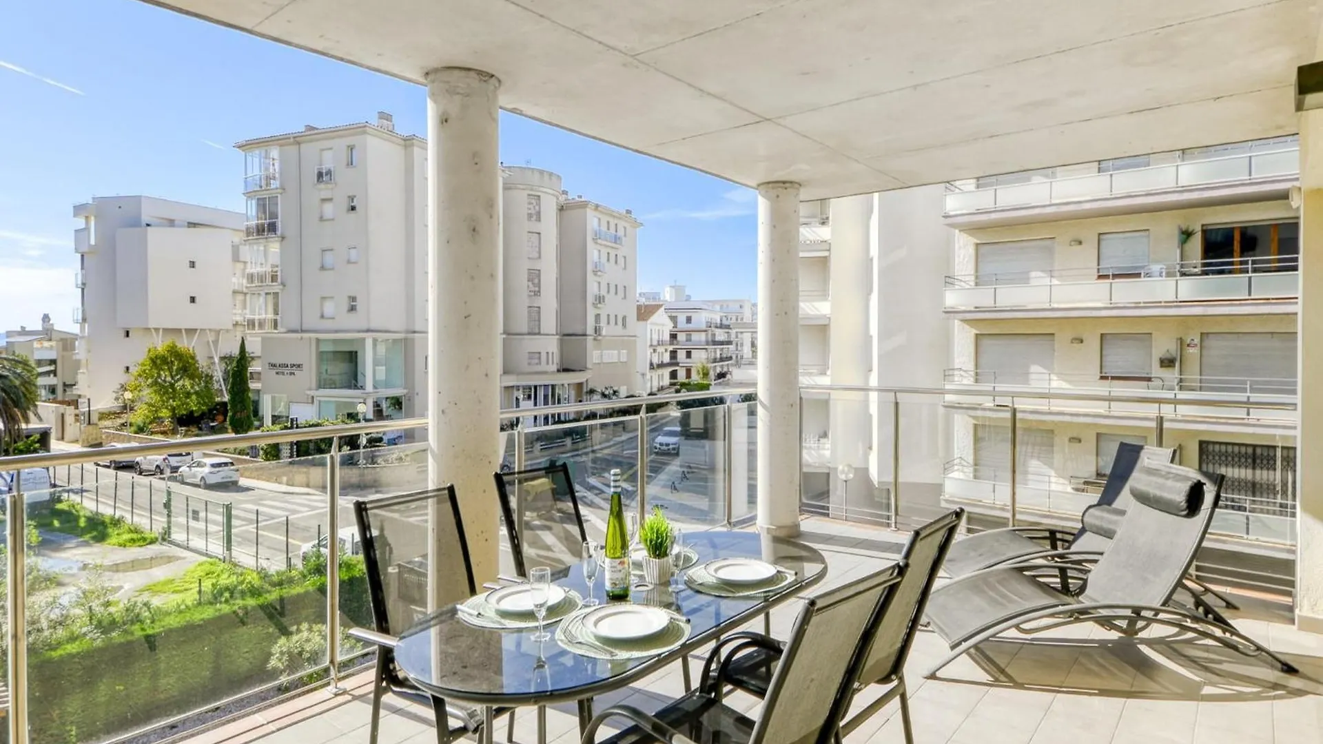 Bright Apartment In Nature Roses