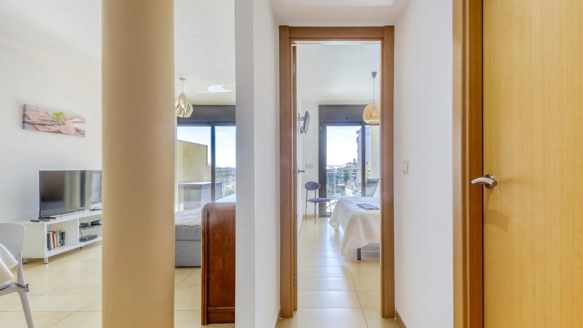 Bright Apartment In Nature Roses