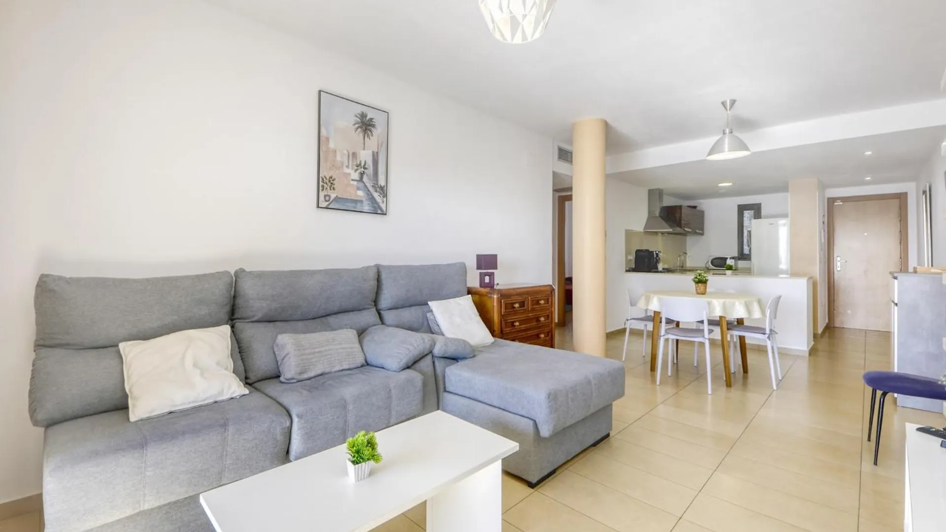 Bright Apartment In Nature Roses