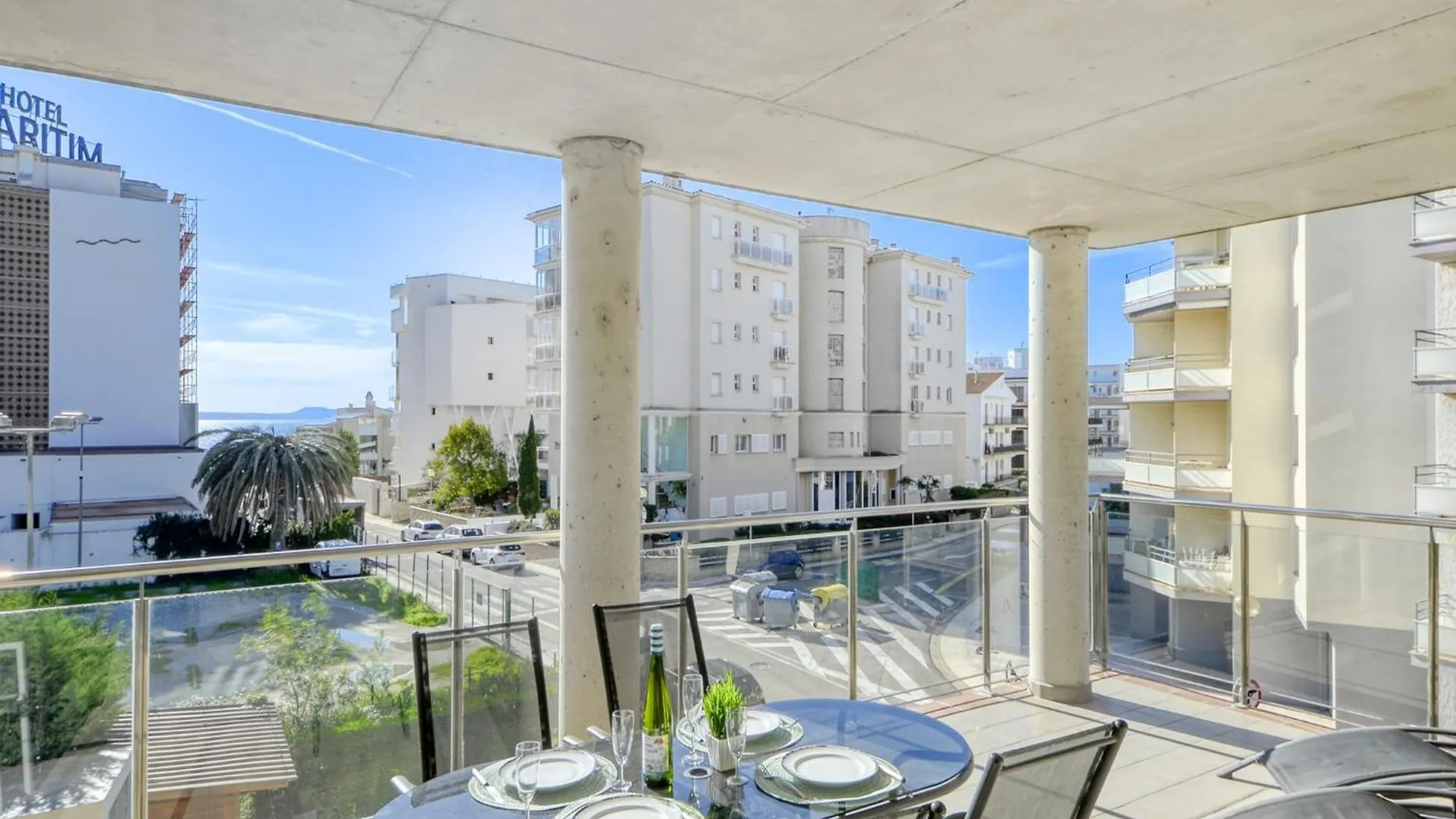 Bright Apartment In Nature Roses 0*,
